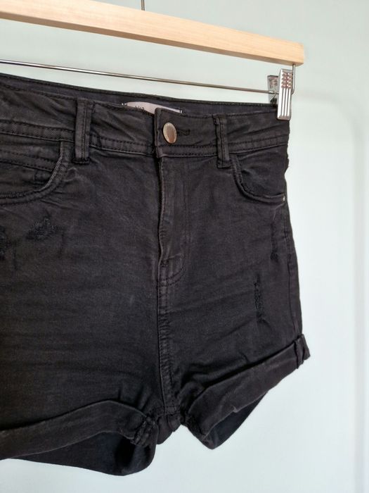 98% bawełna czarne dopasowane szorty spodenki krótkie jeansowe Bershka