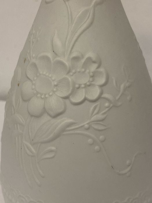 Wazonik kaiser porcelana biskwit