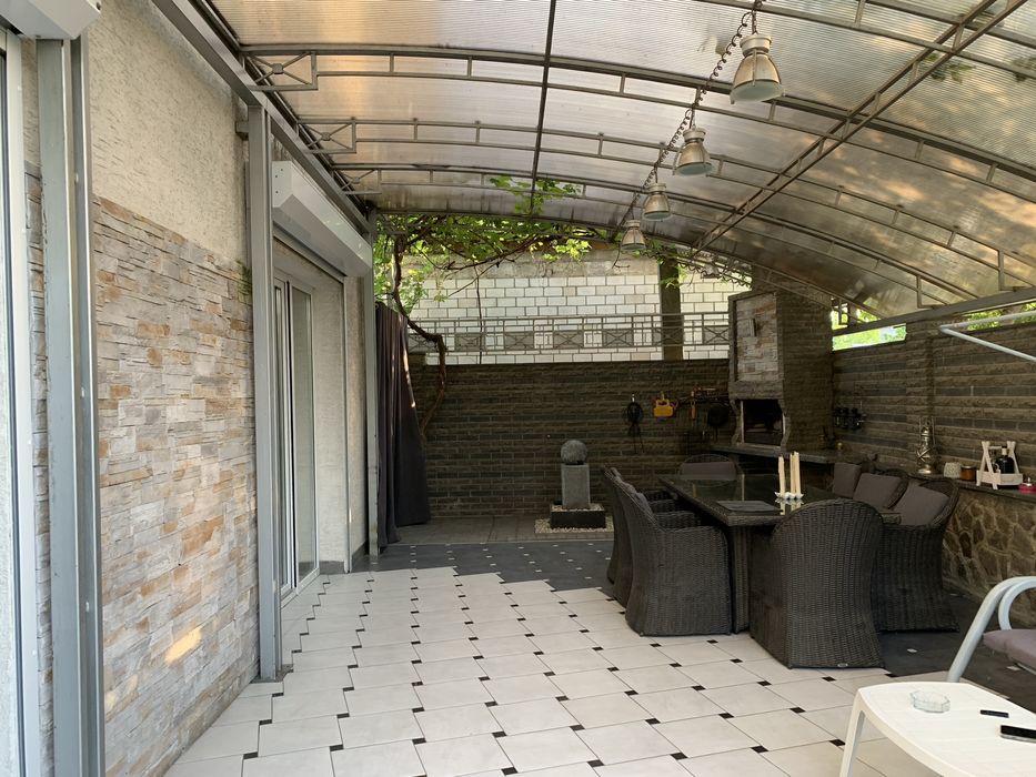 Продам 3-х поверховий  стильний будинок