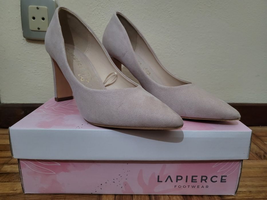 Sapatos de salto em bege