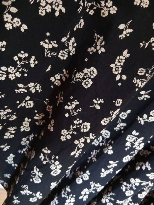 Saia curta preta e branca flores tamanho L