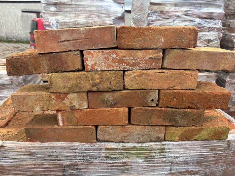 Cegła rozbiórkowa, czysta, twarda. Idealnie nadaje się do murowania.
