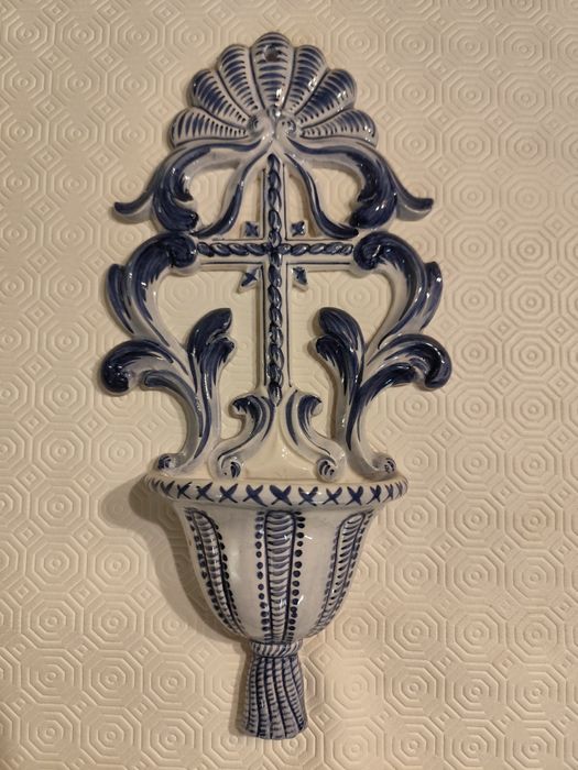 Pia de Água Benta de Valadares, a cerâmica de Gaia Pintura Manual nume