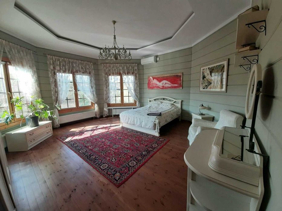 Дом 950кв. ,VIP уровня,на берегу озера, 7 спален.Бассейн с подогревом.