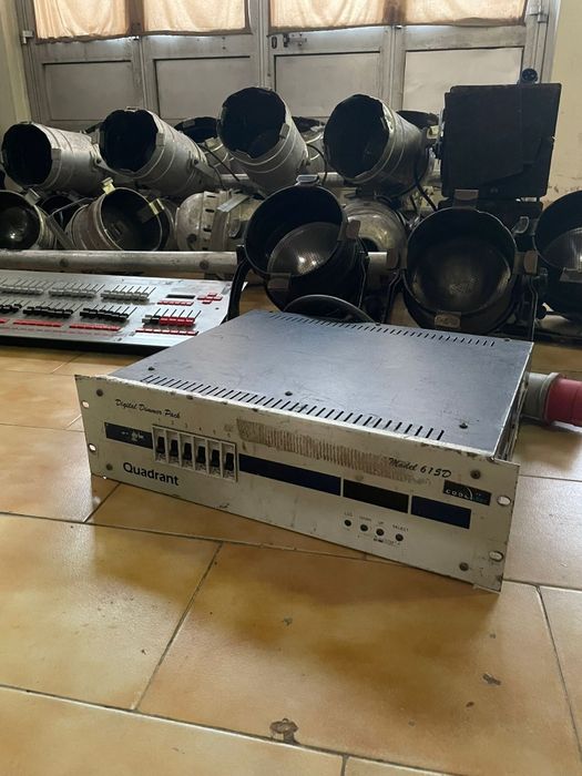 Lote Iluminação Profissional de Palco – Mesa + Dimmers + de 20 Projeto