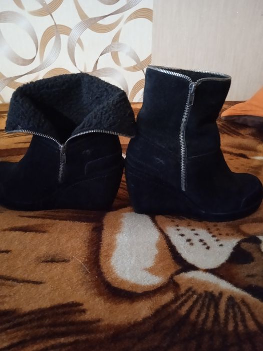 Продам жіночі замшеві,зимові.39 розмір.