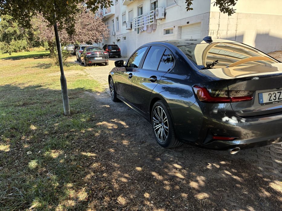 BMW 330e estofos em pele com garantia