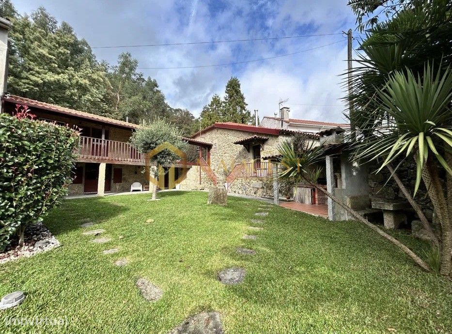 Casa de Pedra de Carácter Único com Conforto Contemporâneo