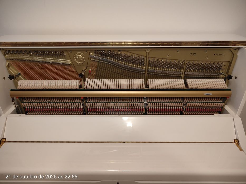 Piano vertical acústico Yamaha U3S branco polido - nível profissional