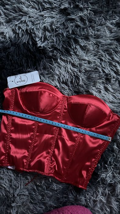 Червоний корсет з чашками