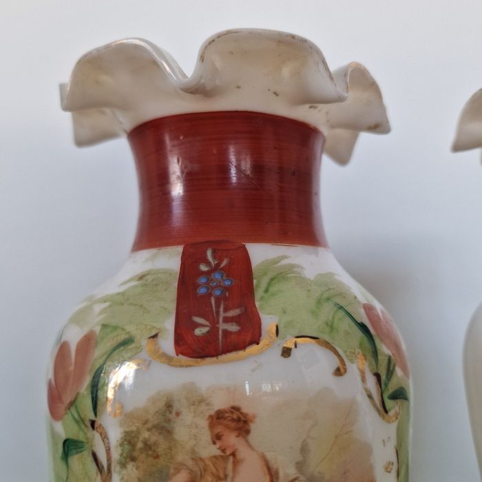 Par de jarras em vidro opalino com cenas de galanteio