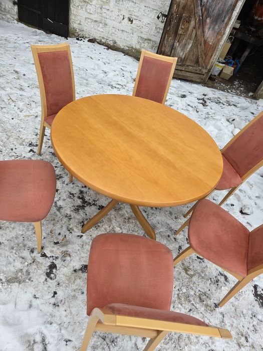 Okrągły rozkładany stół z krzeslami