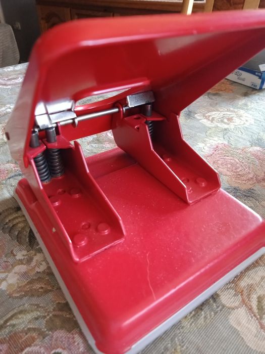 Dziurkacz biurowy+ inne dodatki biurowe