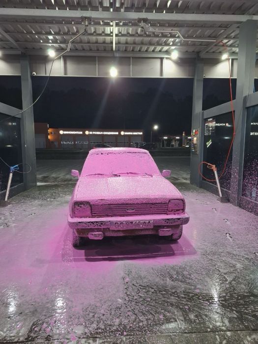 Форд фієста 1982 року на повному ходу