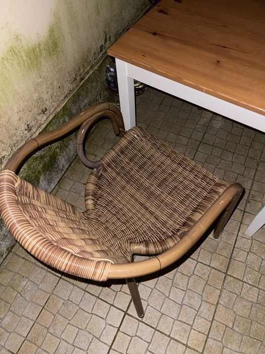 Mesa de madeira com 2 cadeiras