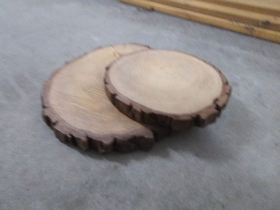 Estrutura em madeira casamento, troncos decoração, tapetes e base mesa