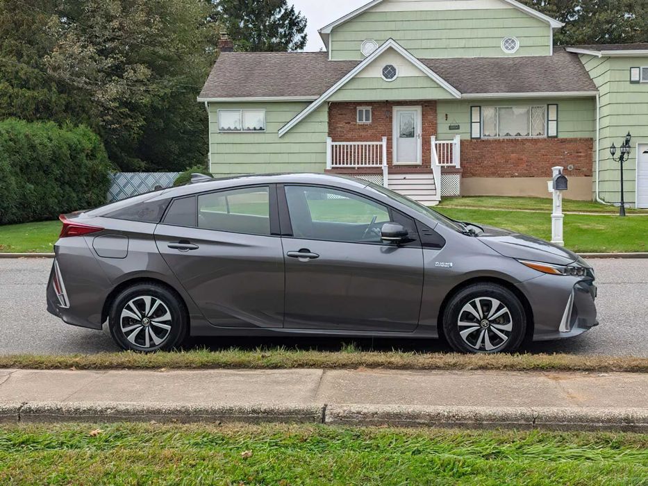 Toyota Prius Prime Plus      2017