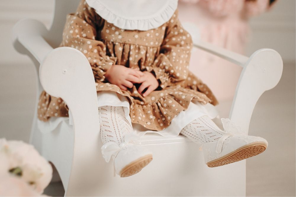 Продам дитячик комплектик ( сукня, колготки, пінетки, повʼязка)