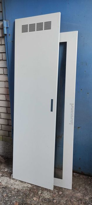 Фирменные металлические двери для вальеры или хозяйственных построек.