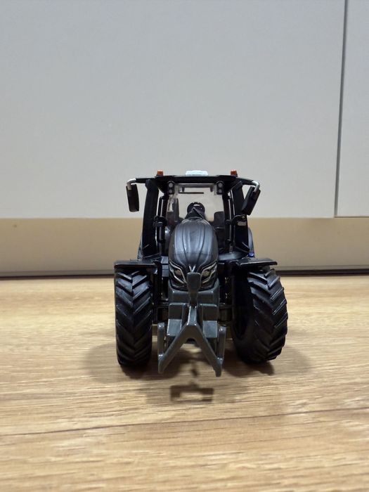 Britains Traktor Valtra Q305