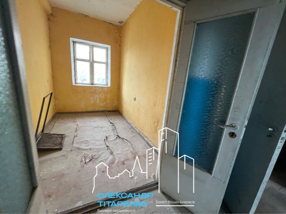 Продам комерційне приміщення з боксом під бус!