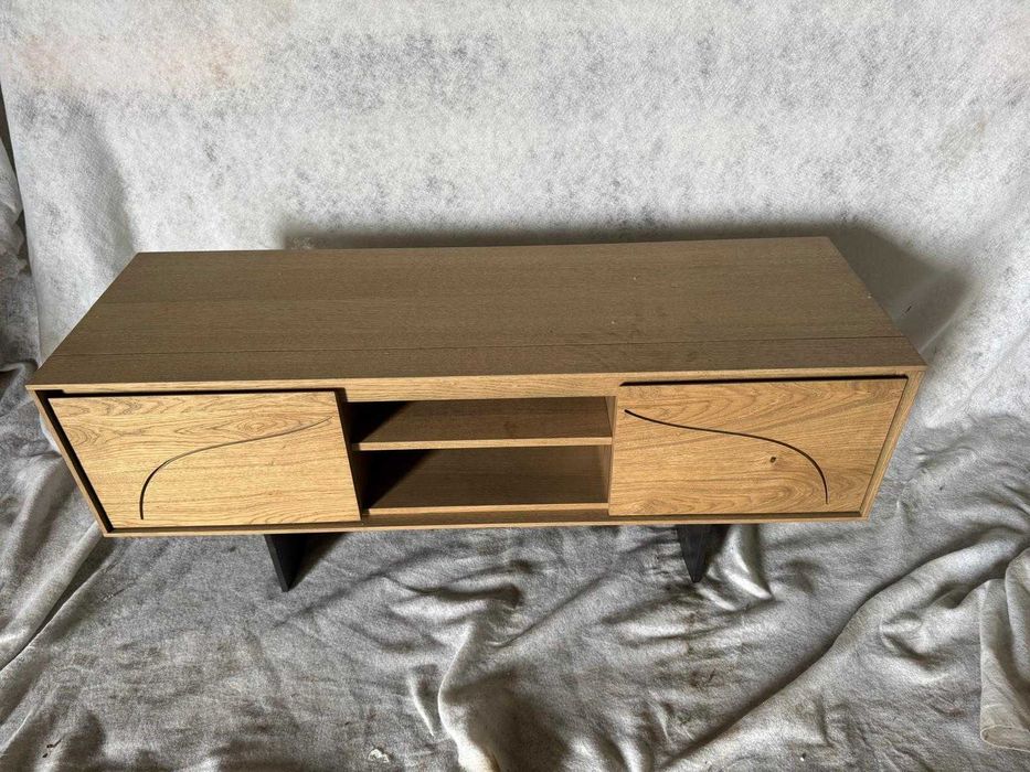 Móvel de tv em madeira  clara com detalhes elegantes na porta