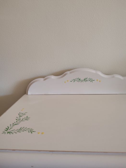 Estante e mesa de cabeceira com motivos florais pintados á mão para quarto infantil