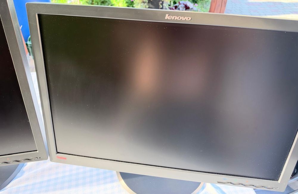 2 Monitory Lenovo LT2452pwC 24"
