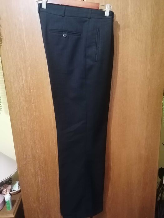 Spodnie garniturowe czarne w prążki,klasyczne w kant roz-176/44.