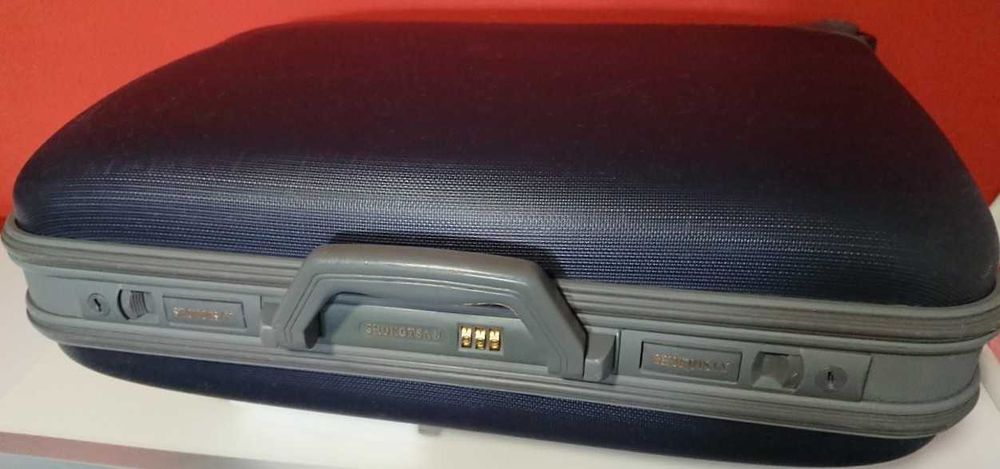 Mala de viagem (rígida) com 4 rodas (60x45x20cm)