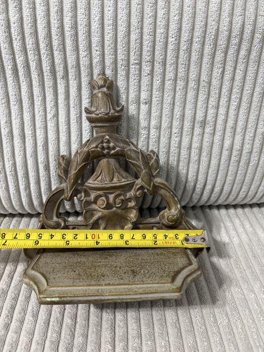 zabytkowy wspornik półki lub ozdoba kominkowa.