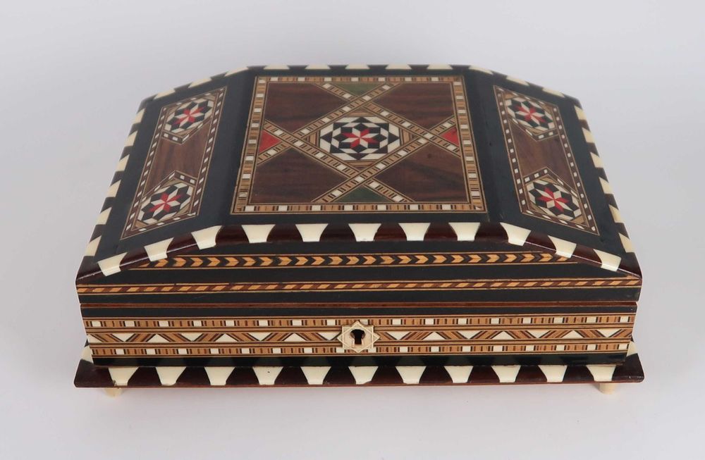 Caixa multifacetada em marchetaria