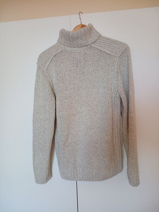 Sweter z golfem.