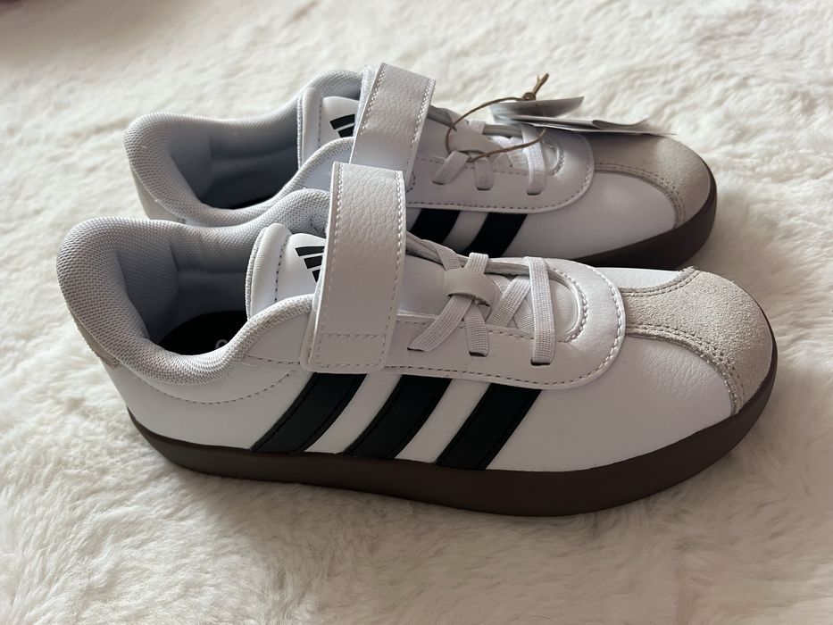 Saparilhas Adidas a imitar samba