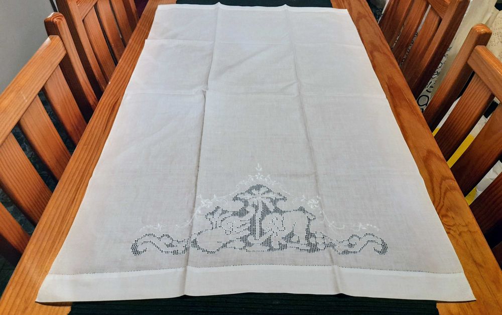 Toalha de Linho Bordada à Mão