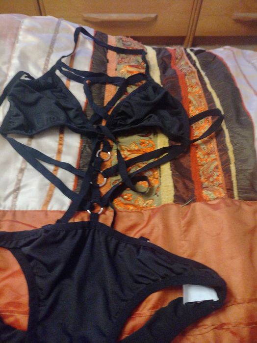 Bielizna damska z ozdobnym paskiem