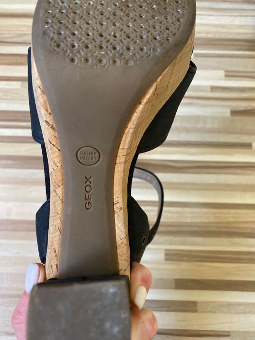 Продам босоножки GEOX