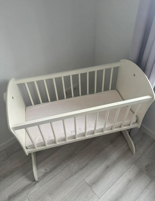 Sprzedam drewniana kołyskę bujana super stan