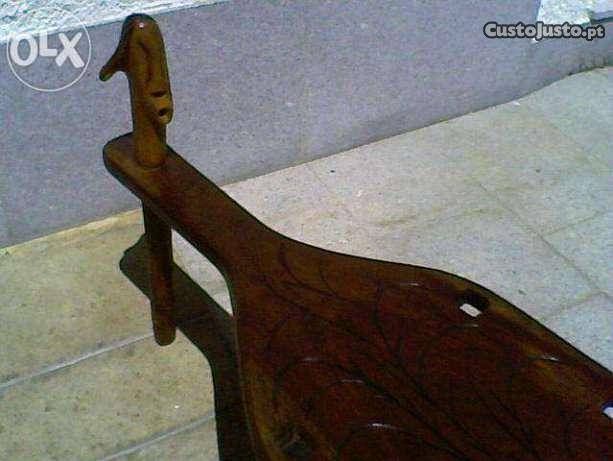 Mesa artesanal em madeira (peça única)