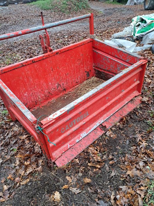 Varias alfaias agrícolas reboque