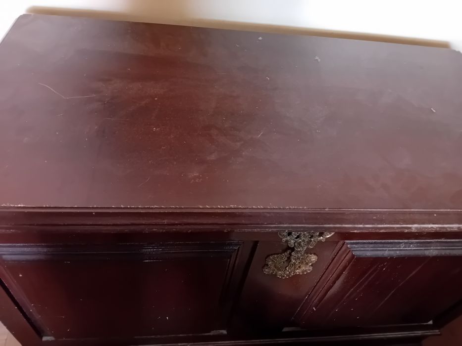 Arca de madeira para guardar roupa ou louça