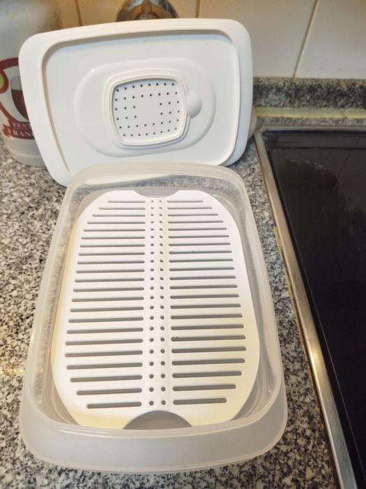 Conjunto de 3 caixas da marca Tupperweare . Dois são para cozinhar no microondas, o outro, para conservar fiambre e queijo no frigorífico.