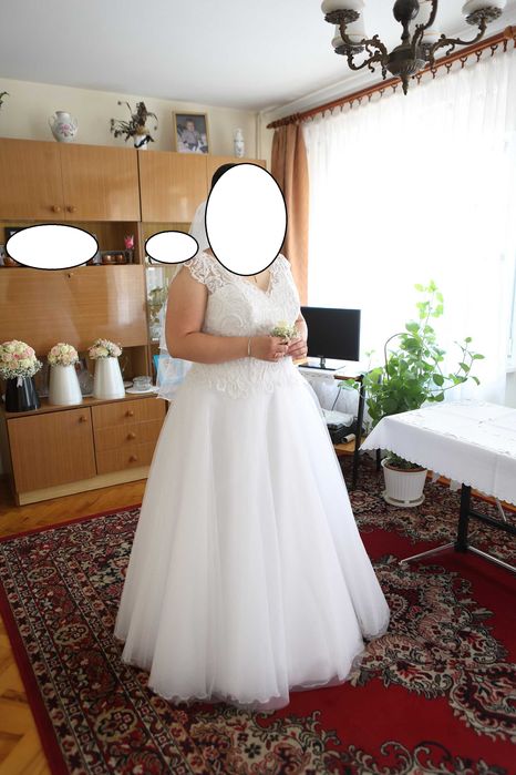 Suknia ślubna biała– elegancka, zdobiona + welon