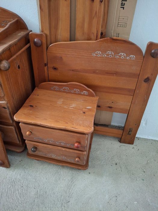 Mobiliário de criança - Cómoda, mesinha, cama e colchão - Tudo 100€