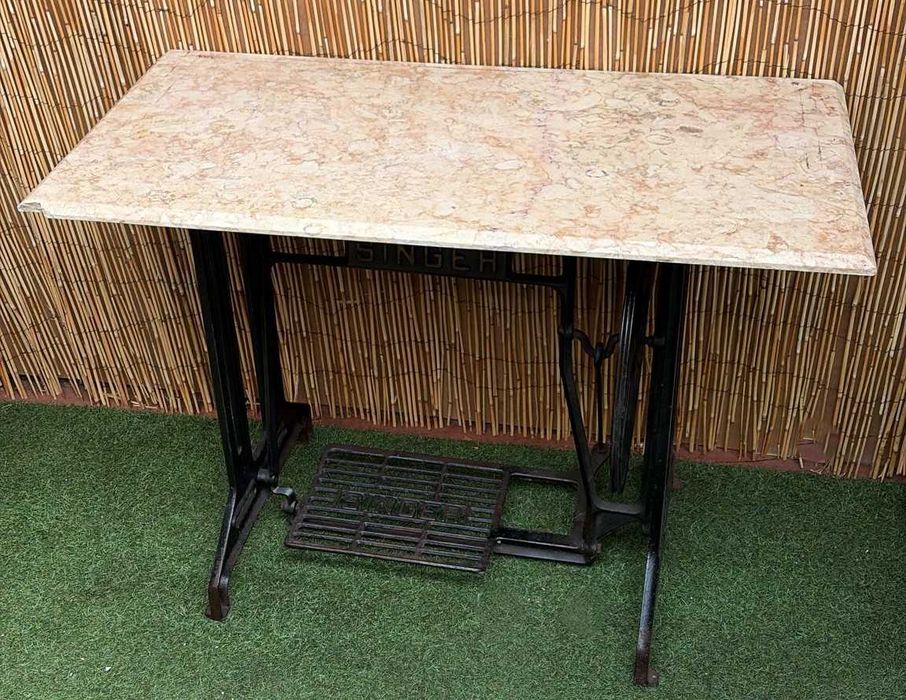 Mesa com base de antiga maquina de costura