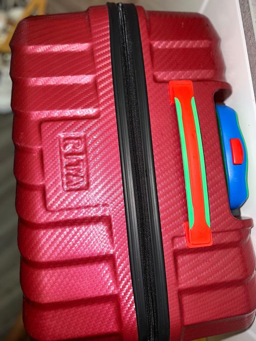 Продам свои чемоданы по ненадобности