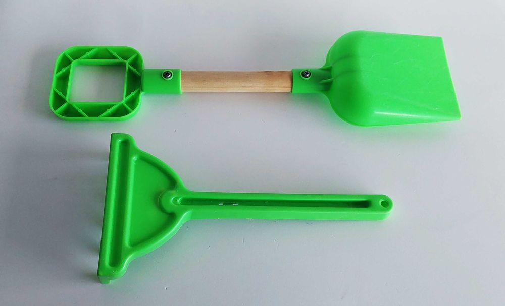 Pá e ancinho para brincar na praia