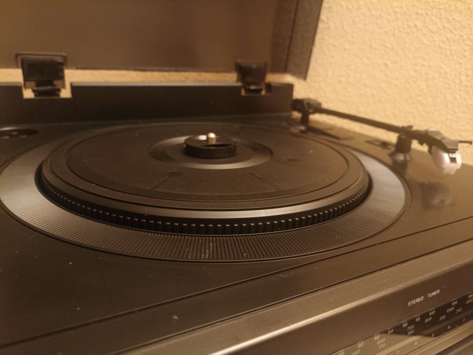 Aparelhagem com gira-discos, duplo leitor cassetes e rádio