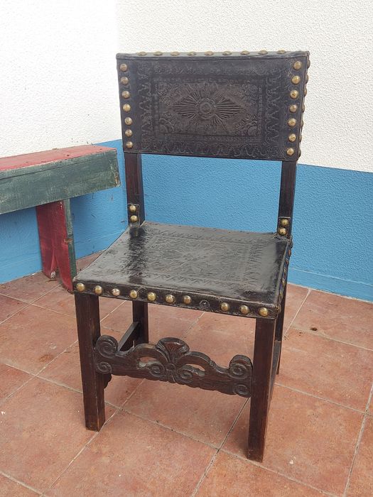Cadeira antiga, em couro Sec.XVII