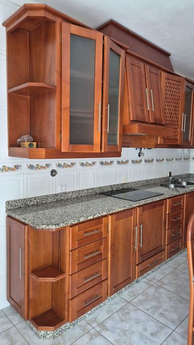 Mobilia de cozinha, mesa, cadeiras e eletrodomésticos
